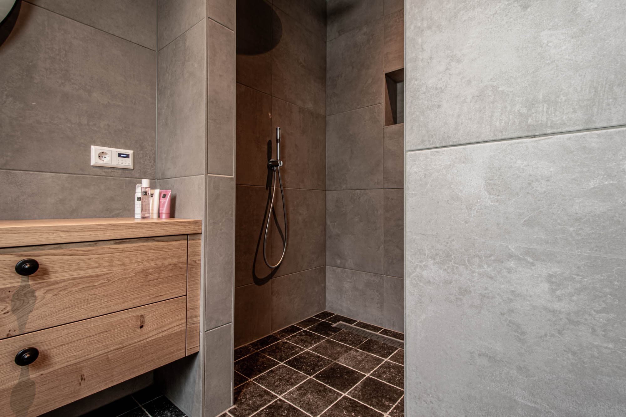 Natuursteenlook vloertegels in badkamer en inloopdouche in Zeist door Keistad Tegelwerken