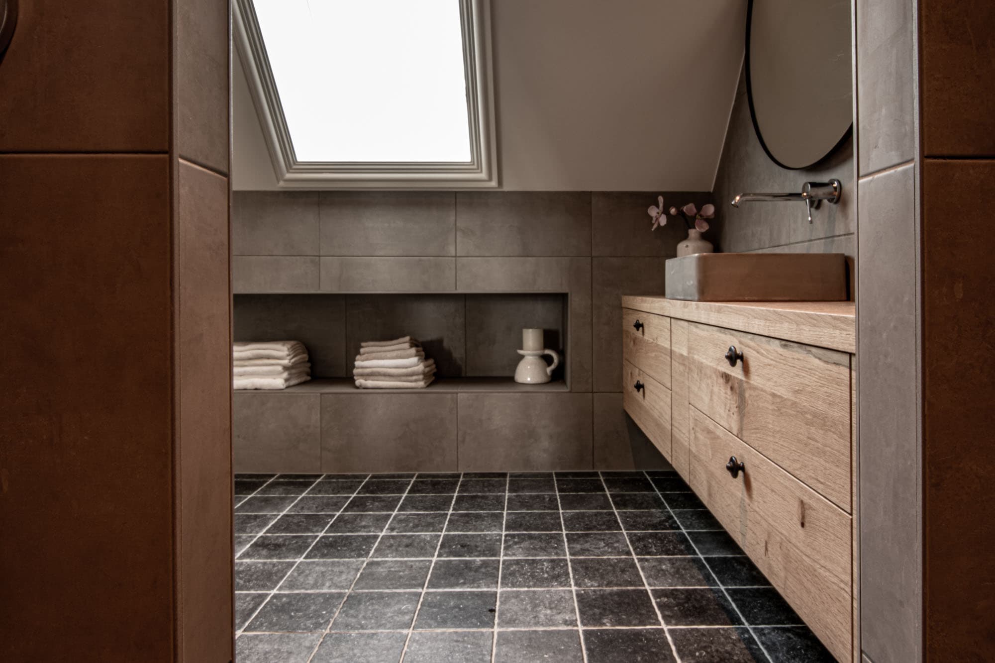 Natuursteenlook vloertegels in de badkamer in Doorn door Keistad Tegelwerken