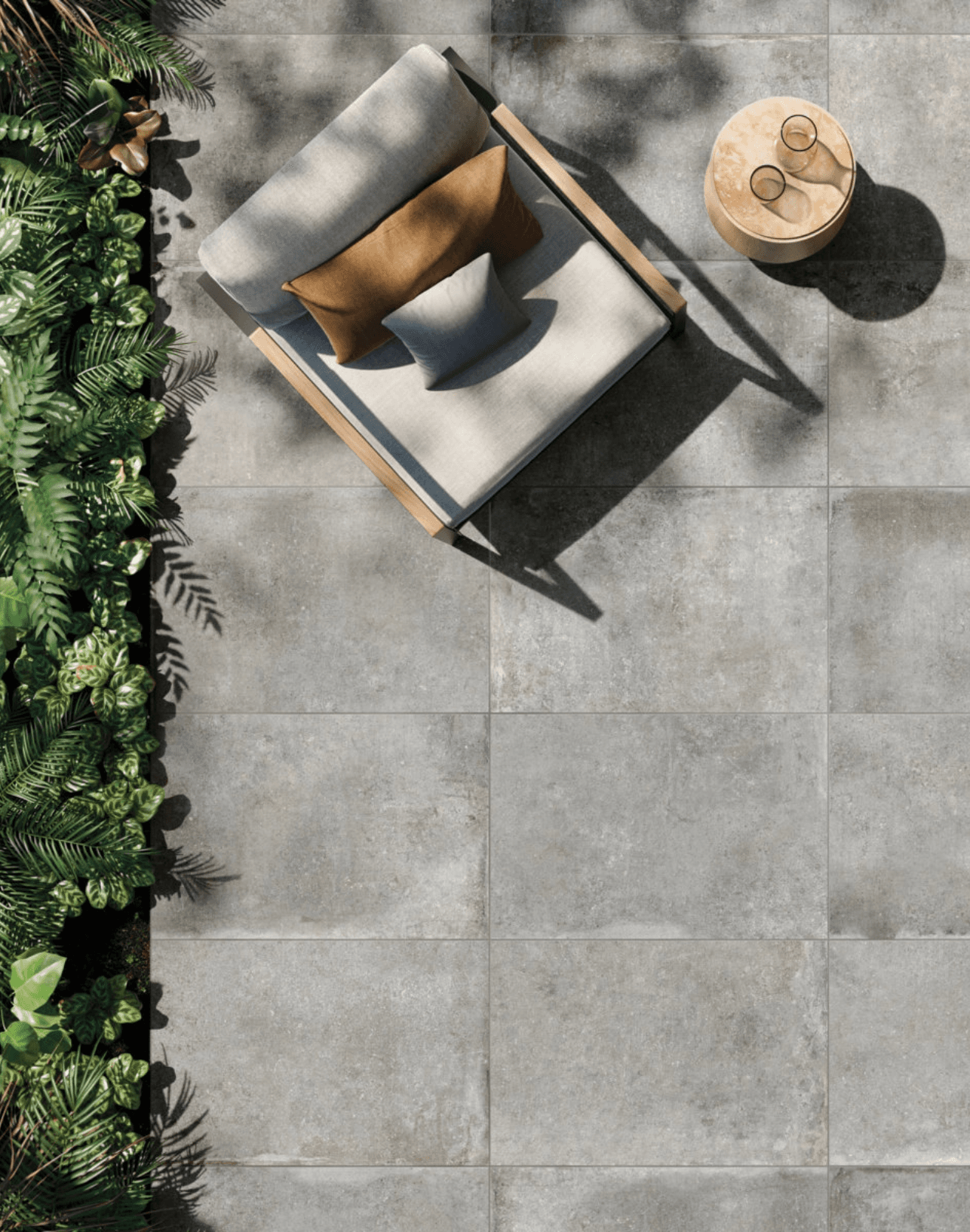 Keramische terrastegels met loungebed door Keistad Tegelwerken