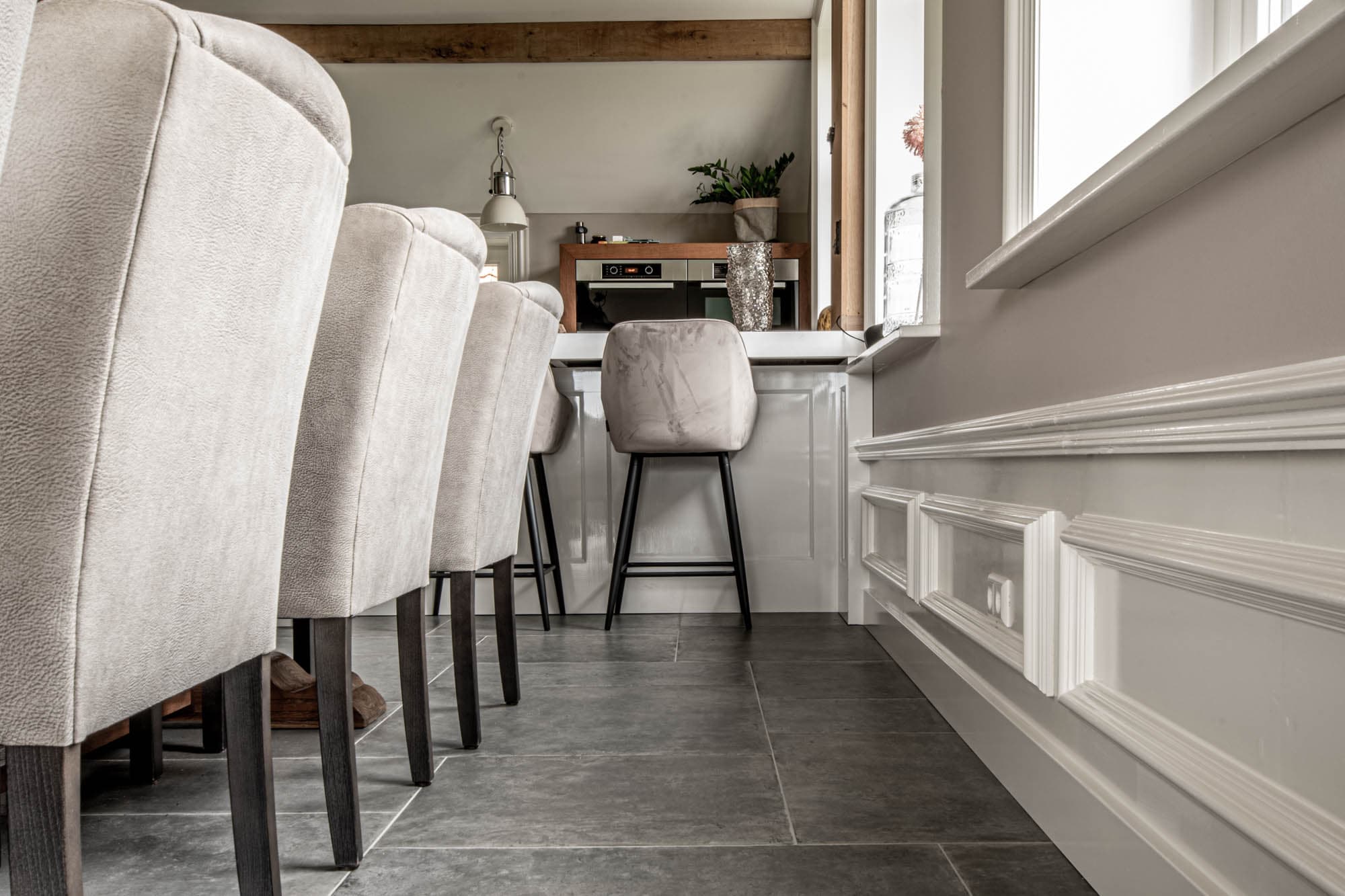 Vloertegels in de keuken door Keistad Tegelwerken