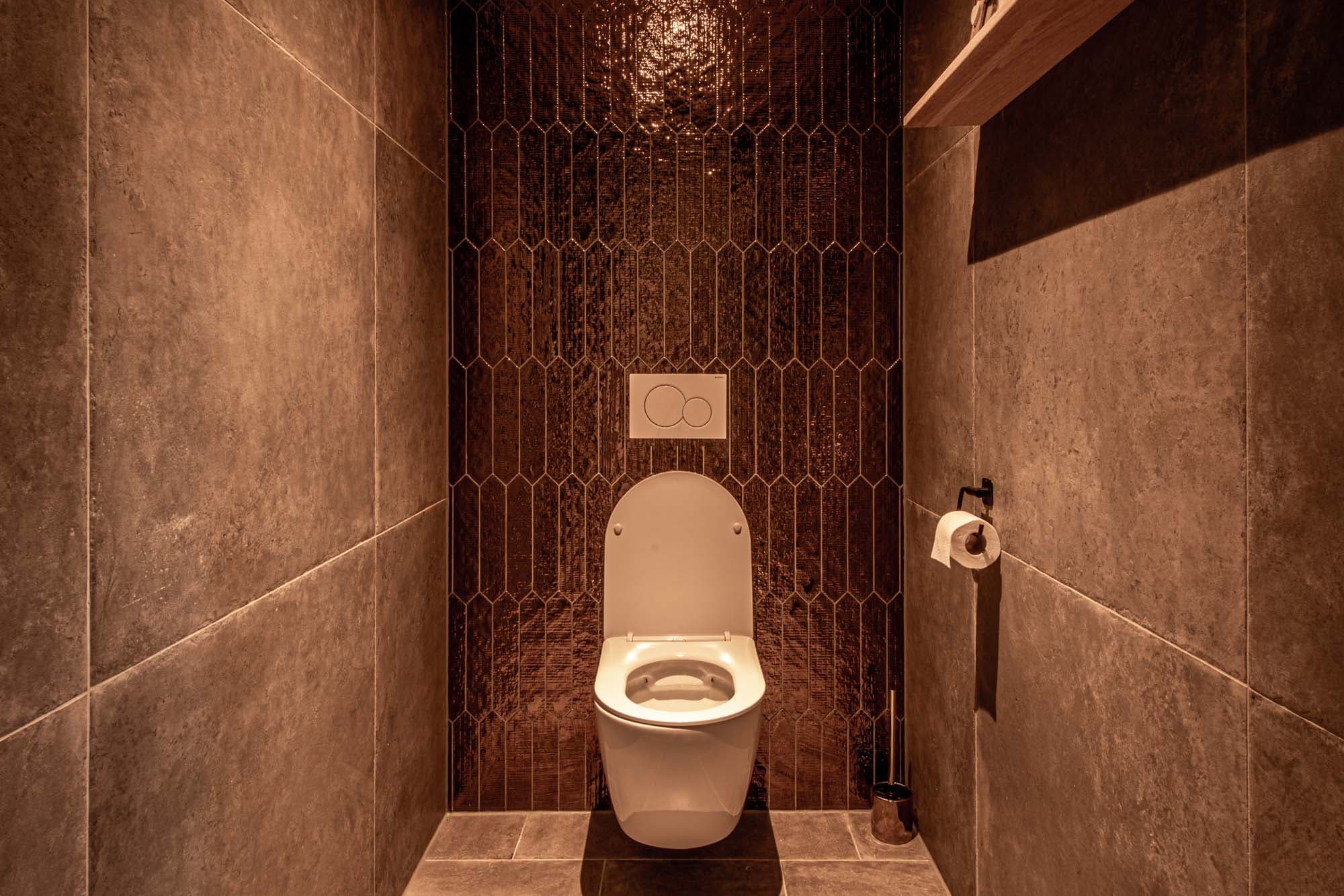 Decoratieve wandtegels in het toilet door Keistad Tegelwerken