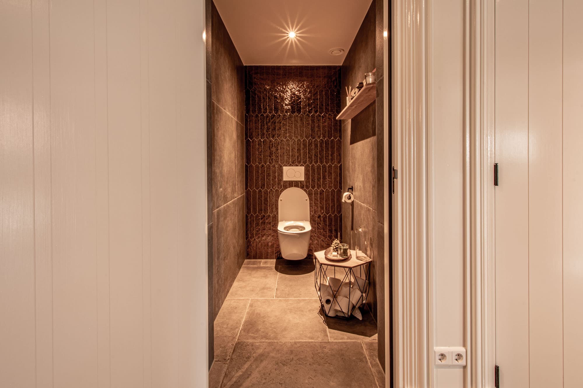 Wand- en vloertegels met luxe uitstraling in het toilet door Keistad Tegelwerken
